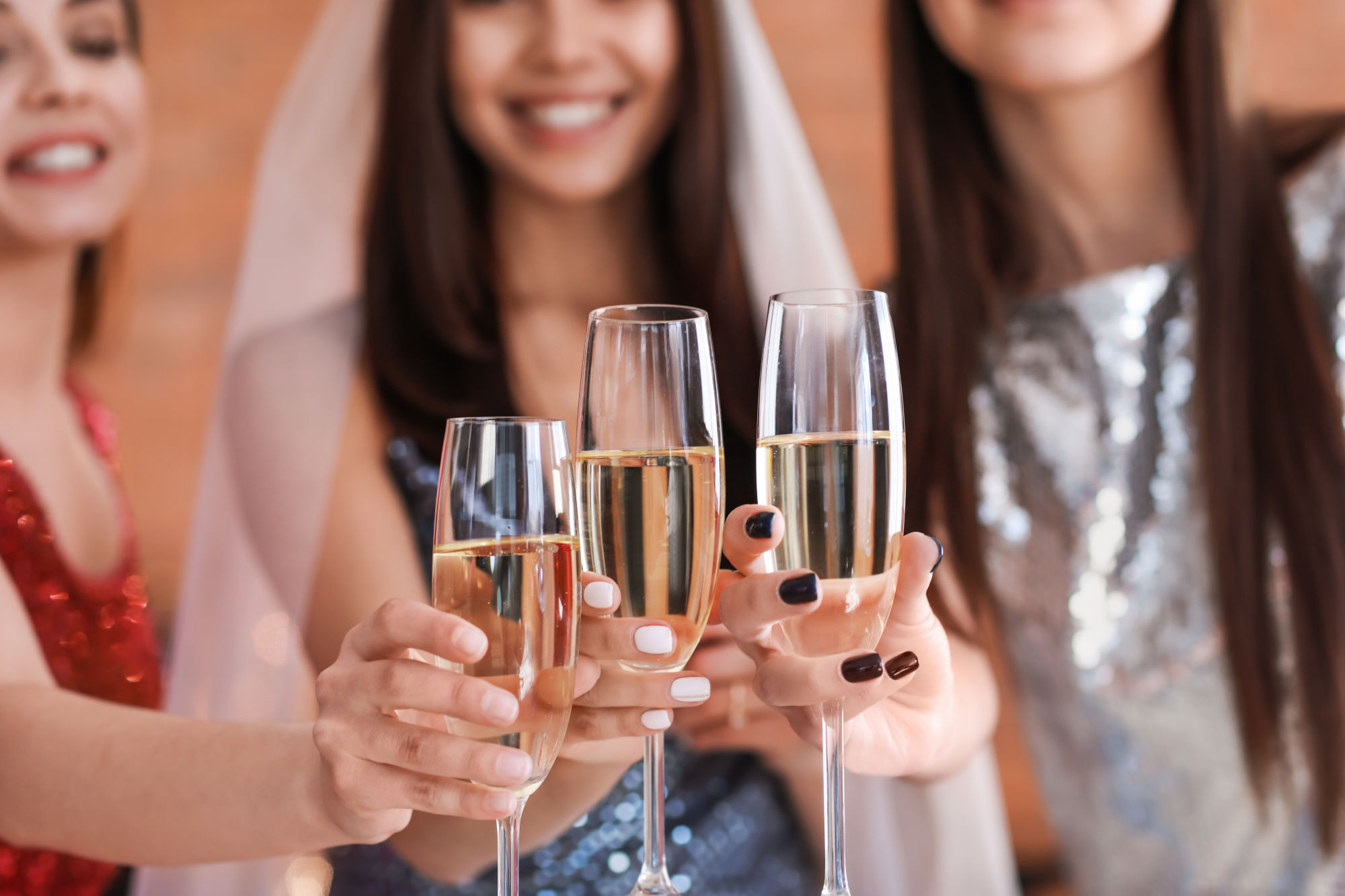 chicas haciendo brindis