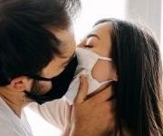 Primo appuntamento ai tempi del coronavirus: “Vuoi un po’ di gel igienizzante?”