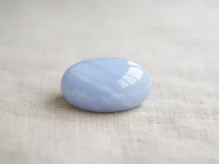 Ein blassblauer Chalcedon auf Leinen