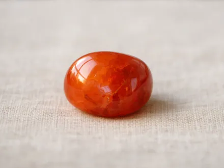 Ein orangeroter Karneol auf Leinen