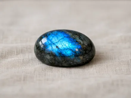 Ein polierter Labradorit mit blauen und grünen Reflexen