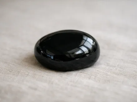 Ein polierter schwarzer Obsidian mit glasigem Glanz