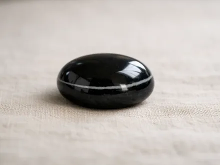 Ein polierter schwarzer Onyx und ein schwarz-weiß gebänderter Onyx