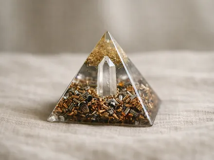 Uma pirâmide de orgonite em resina, metal e cristais