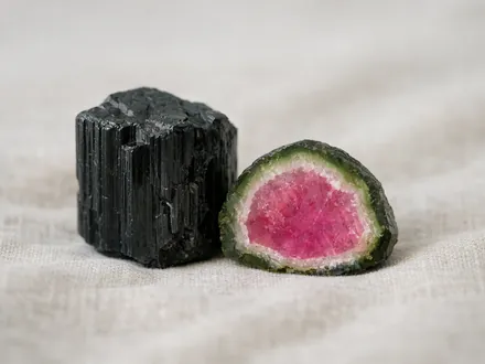 Schwarze, rosa und grüne Turmaline, darunter eine Wassermelonen-Scheibe