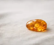 Ambre : origines et vertus de cette pierre précieuse