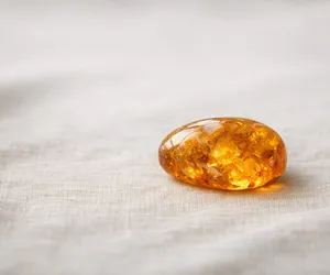 Ambra: origini, proprietà e virtù di questa preziosa gemma