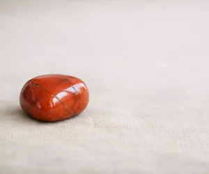 Benefici e proprietà del diaspro rosso, la pietra della fertilità