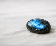 Labradorite : pouvoirs et signification de cette pierre précieuse