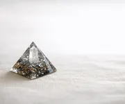 Orgonite: virtudes e propriedades da pedra harmoniosa