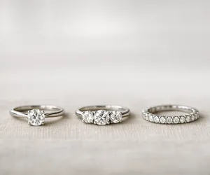 Qual è il significato del numero di pietre preziose in un anello?