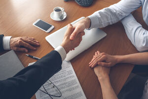 Signature d'un contrat avec un courtier en travaux