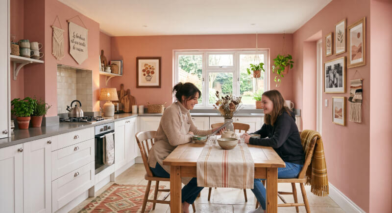 cuisine blanche murs rose thé