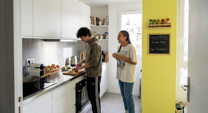 cuisine blanche murs jaune soufre
