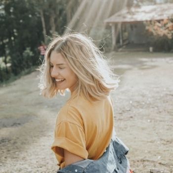 Une fille souriant