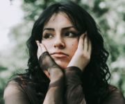 Je me sens souvent agressée par les autres, pourquoi et comment gérer ?