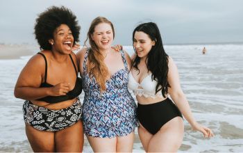 Groupe de femmes à la plage